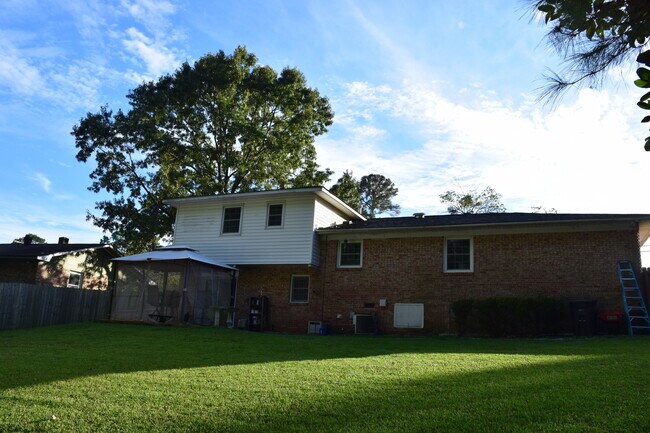 Photo - 1435 Marlborough Rd