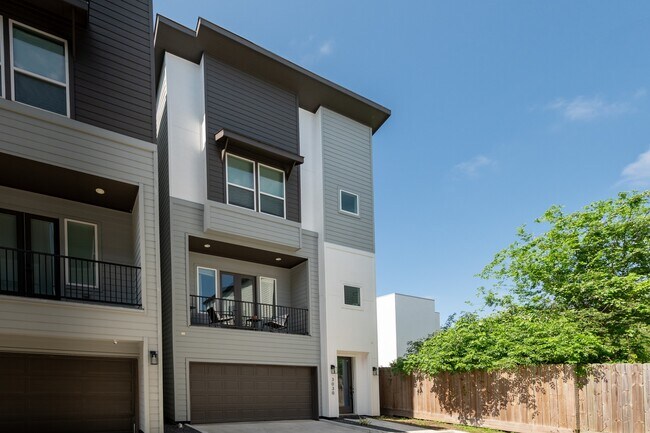 Photo - 3030 Live Oak St