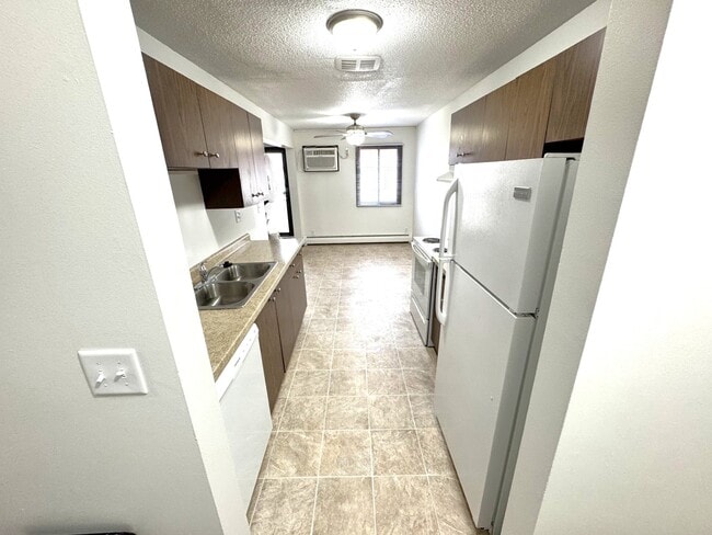 1 Bd- Kitchen/Dinning Room Area