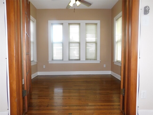 Building Photo - 1915 Cleburne St