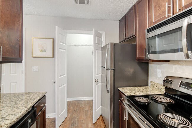Lakeshore Pointe Apartment Homes