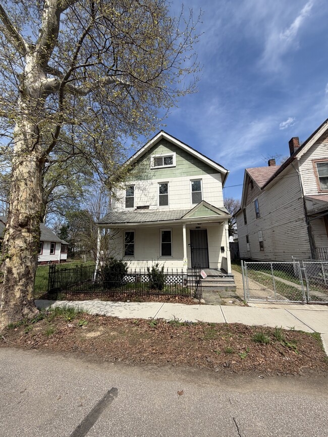 Photo - 1137 E 66th St
