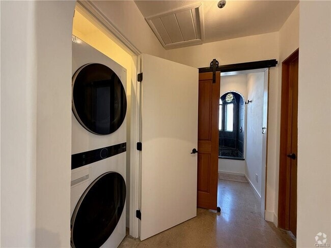 Building Photo - 8515 Crescent Dr Rental