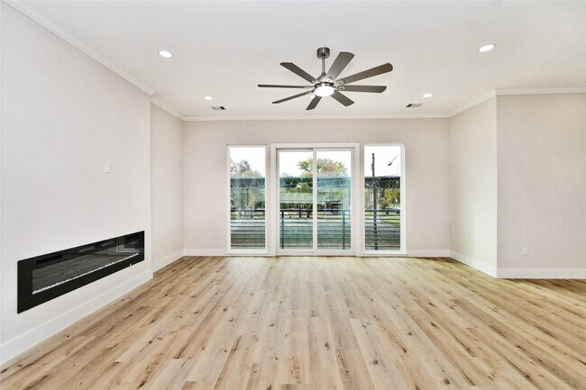 Photo - 3233 Tuam St