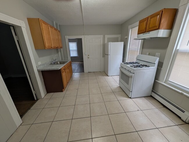 Building Photo - 38 Daggett St Unit 1