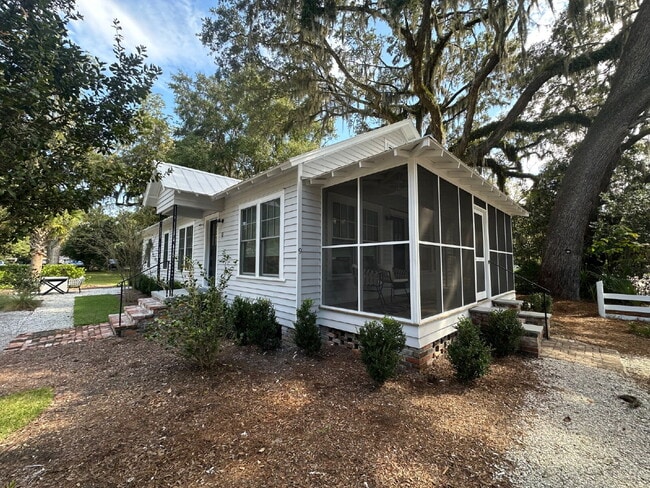 Building Photo - Low Country Cottage located in the Heart of Bluffton!