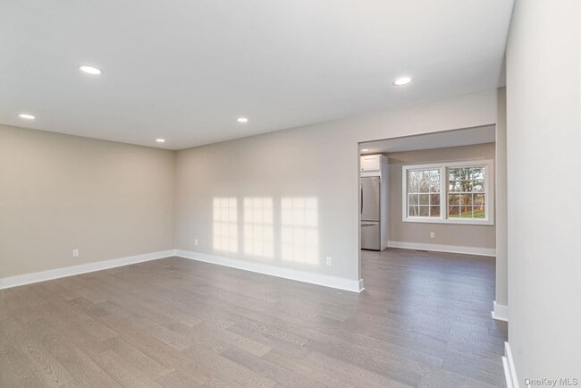 Photo - 970 Village Ln