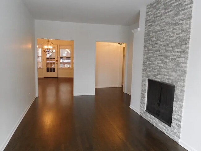 Photo - 3519 N Pine Grove Ave Unit APT 2N