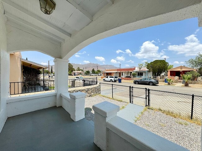 Photo - 3906 Tularosa Ave Unit C