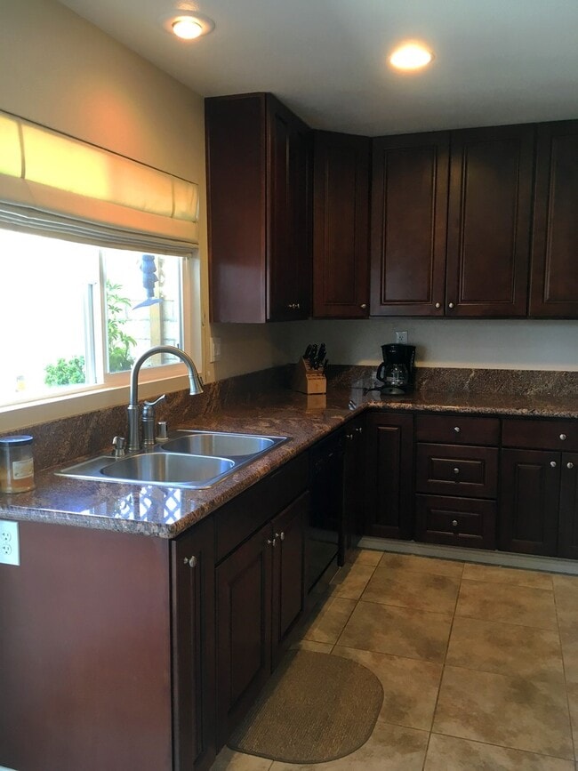 Photo - 3 Bedroom Condo - End Unit For Lease