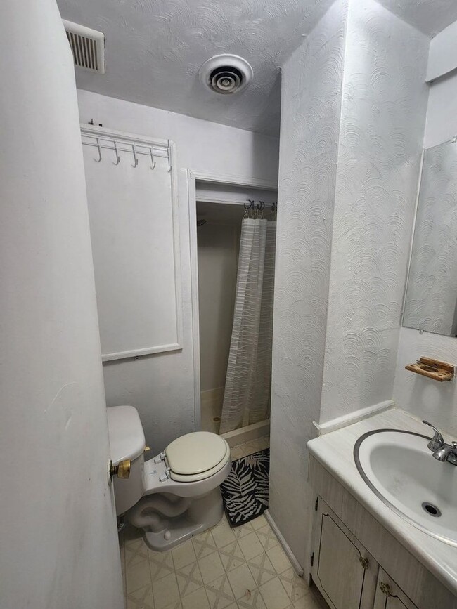 Photo - 710 E 13th St Unit Apt. B