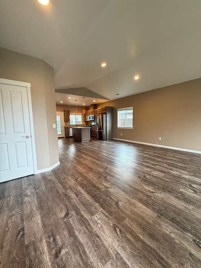 Photo - Quiet Cul-De-Sac Living in White City