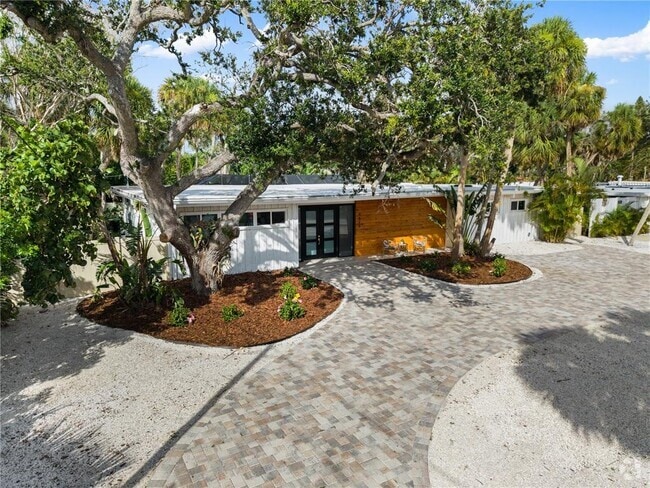 Building Photo - 4879 Commonwealth Dr Rental