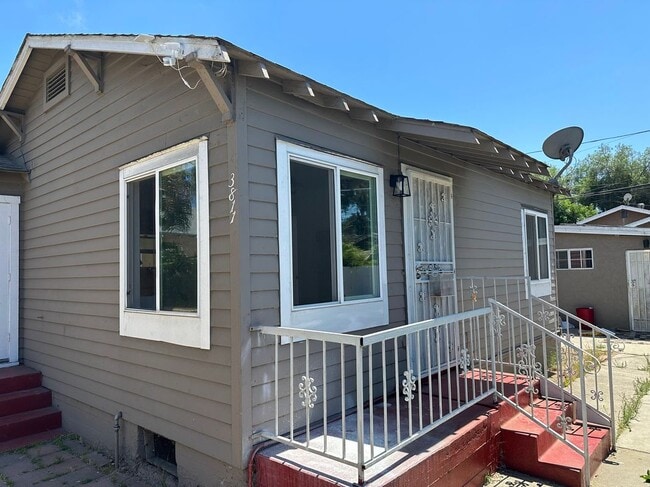 Building Photo - 3811 Birch St