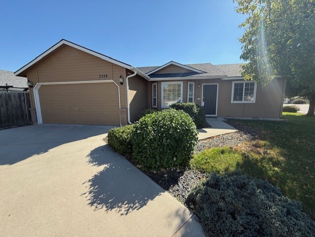 Building Photo - 2526 N Iris Pl