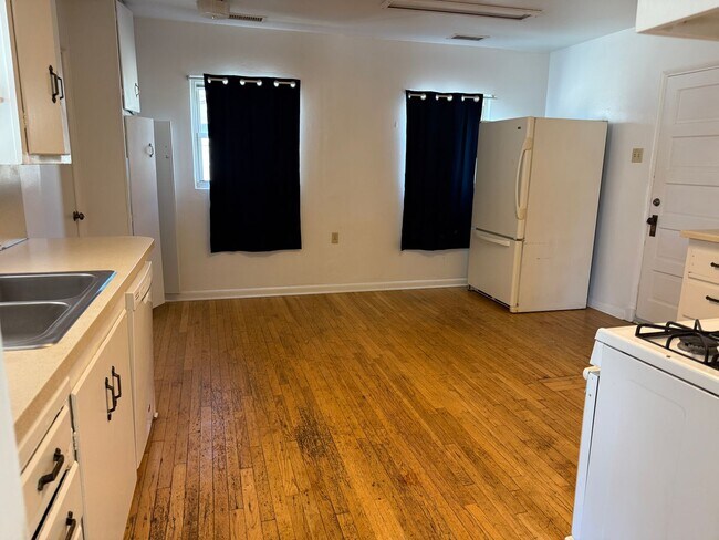 Photo - 3 Br, 2 Bath, comes with kitchen appliance...