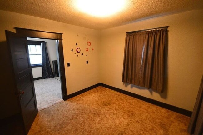 Photo - 108 W J St