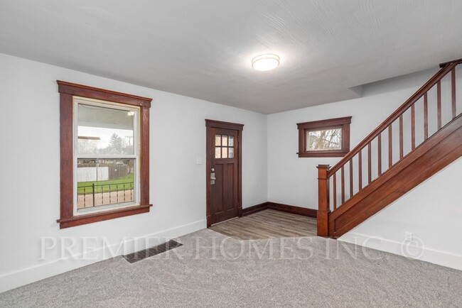 Photo - 2103 17th St NE