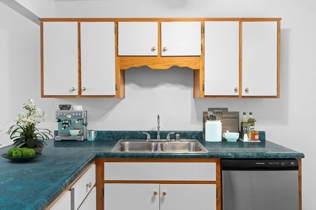 Photo - Lakeview Garden Apartments