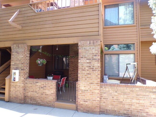 Building Photo - Wind Stream Condos - 3 Bedroom - 2 bathroo... Unit #75