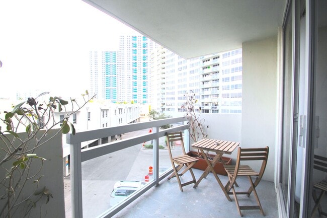 Building Photo - Spacious one bedroom unit at the Flamingo South Beach Resort!