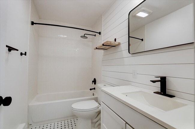 Bathroom - 1719 Carver St Unit 1