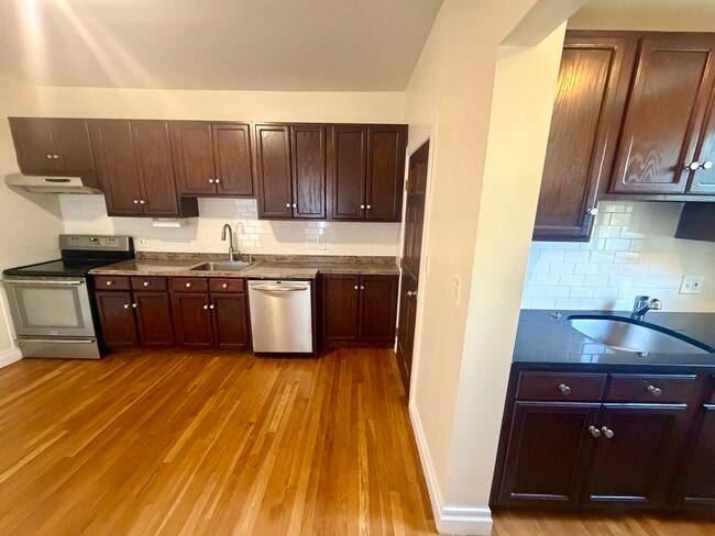 Building Photo - 19 Banks St Unit 1