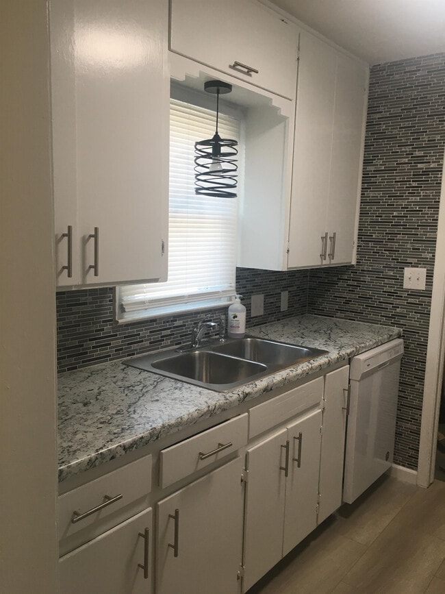 Building Photo - 831 S Barlow St Rental