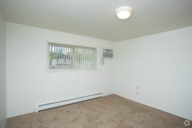 1BR, 1BA - 700 SF