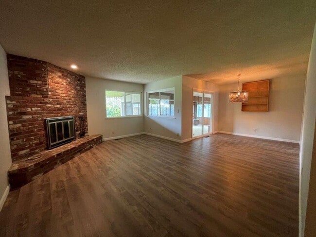 Photo - Desired Greenhaven 4 Bedroom