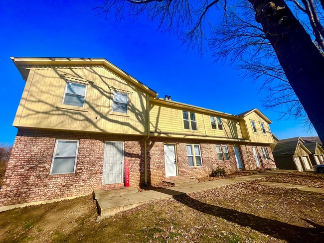 Building Photo - 401-407 NE Highland Ln Unit 403