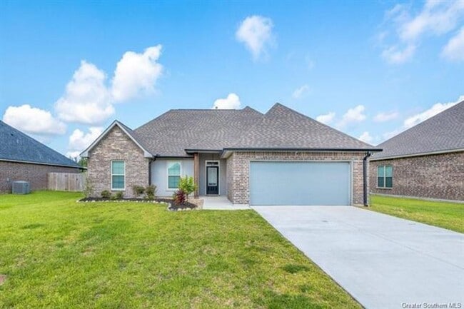 Building Photo - Move In Ready Home!