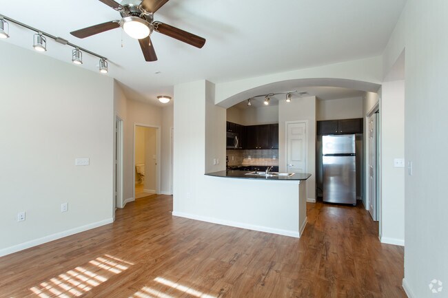 2BR, 2BA - 985 SF