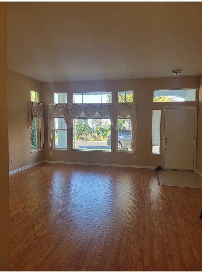 Photo - 723 Deerfield Way