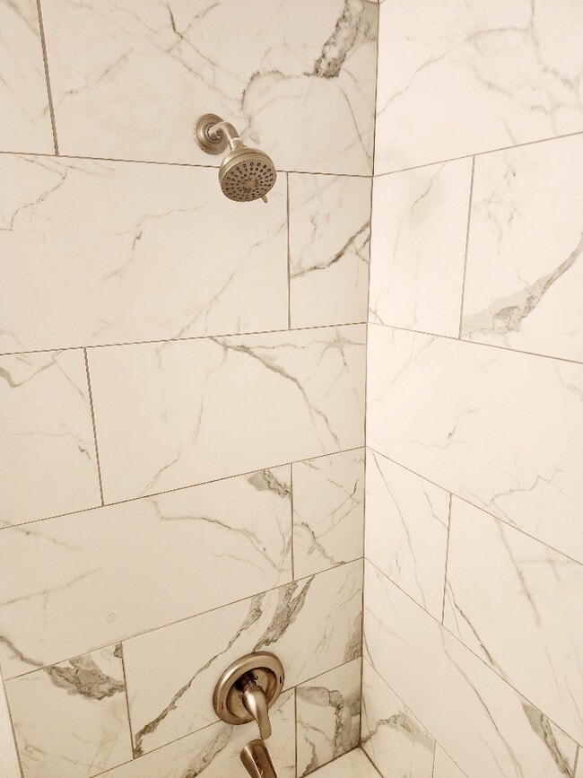 Shower - 5675 W Brown Deer Rd Unidad 210