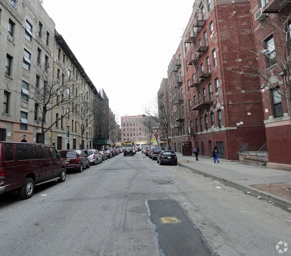 Photo - 2665 Valentine Ave