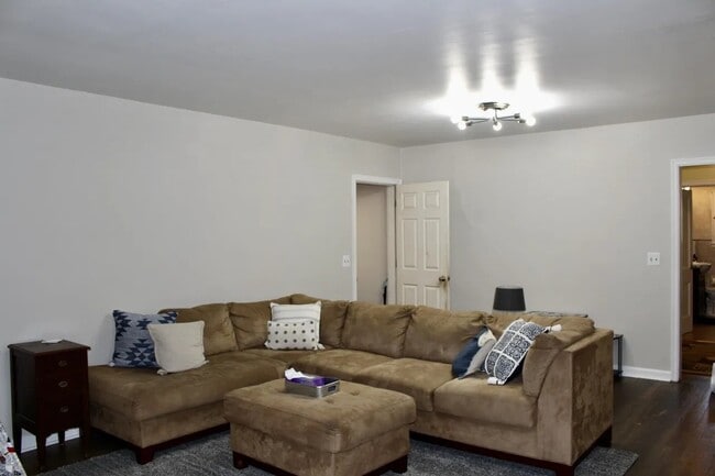 Photo - 315 W 6th St
