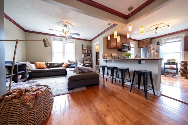 Building Photo - 801 NE Lowry Ave