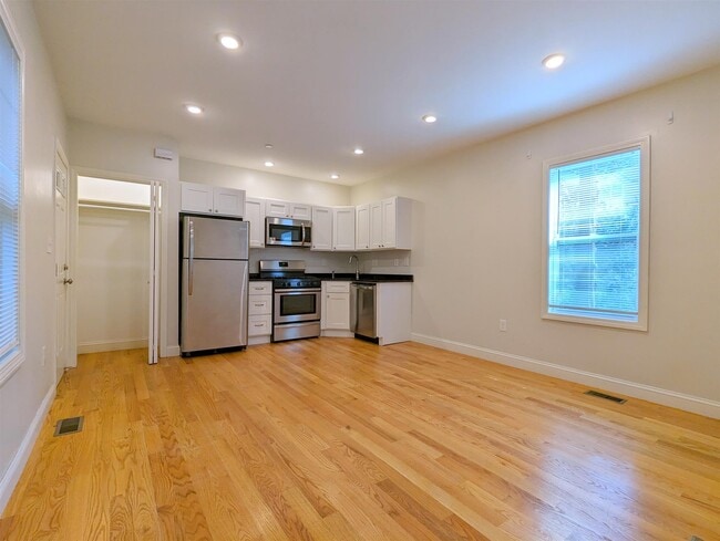 Building Photo - 44 Cogswell Ave Unit 3