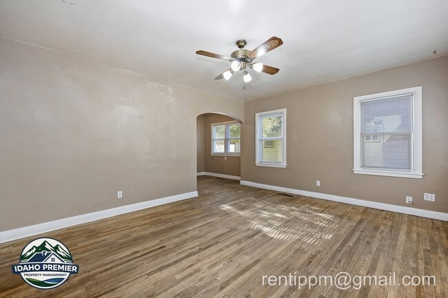 Photo - 211 Walnut St