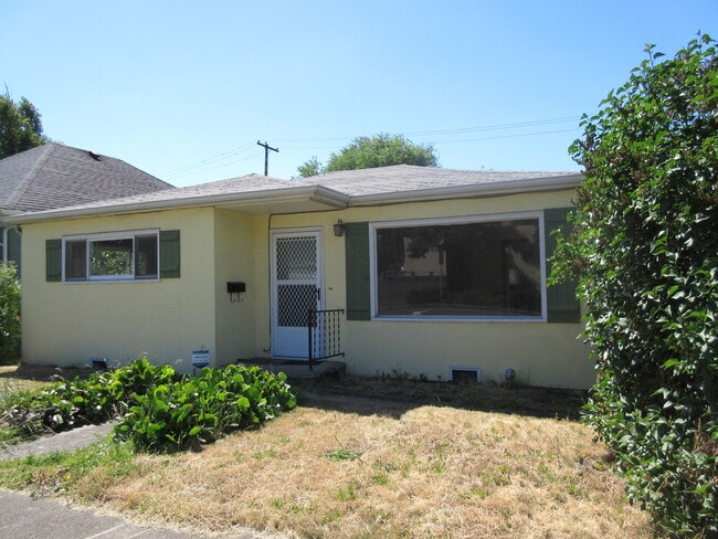 Building Photo - Cute 2 Bedroom House with Hardwood Floors!