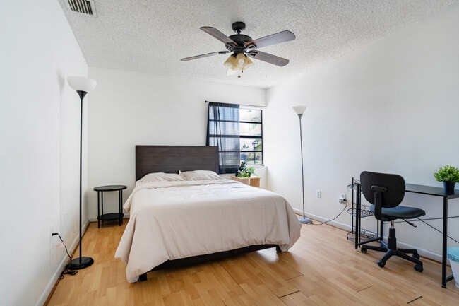 Building Photo - 1062 SW 135th Pl Rental