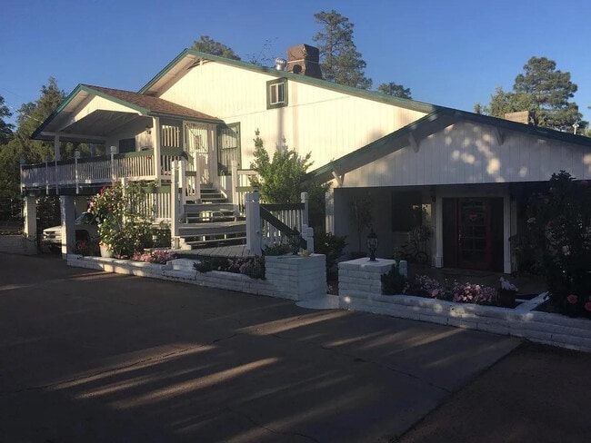 Building Photo - 605 N Spur Dr