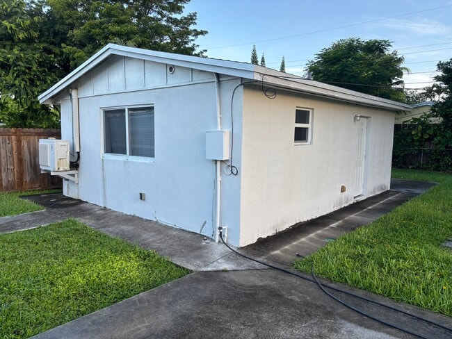 Building Photo - 6700 SW 40th St Unit South Miami 1/1