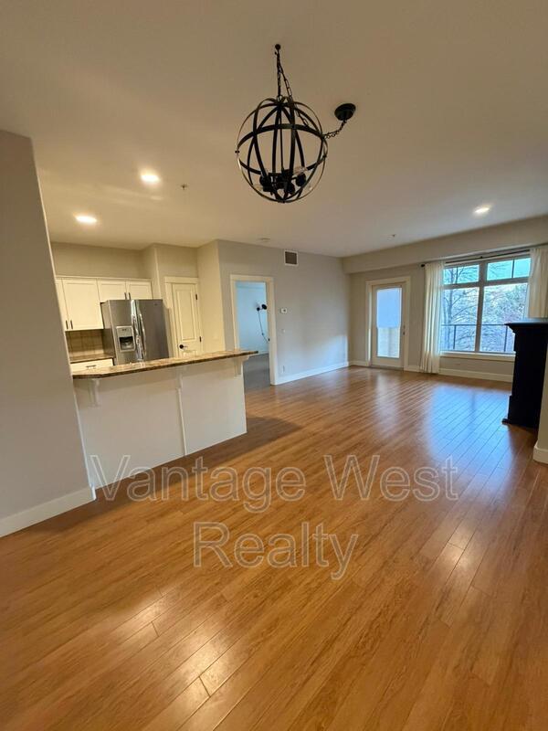 Building Photo - 2551-2551 Shoreline Dr