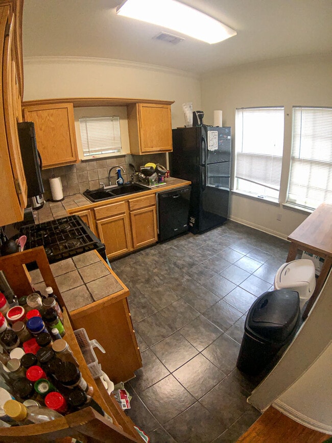 Photo - 1100 W 22nd St