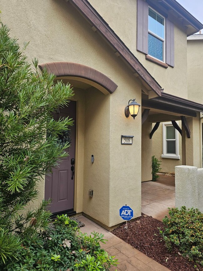 Building Photo - Beautiful 3 Bd 2 Bath home - Available NOW