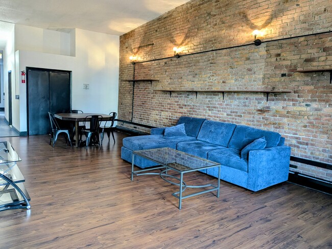 Building Photo - 136 Court St Unit Floor 2