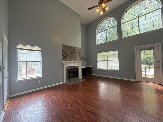 Photo - 1024 Wiltshire Way NW