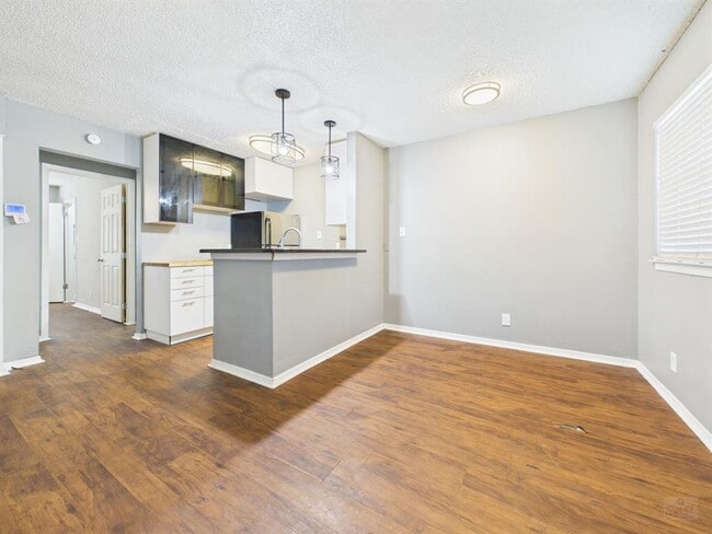 Building Photo - 2401 Manor Rd Unit 127